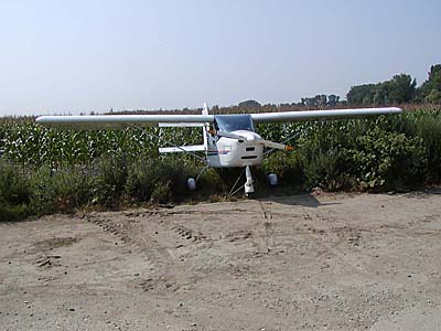 Ukotvení letadla v kukuřici - celkový pohled