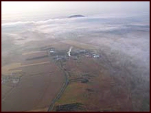 Letiště Roudnice s mlhou u Řípu