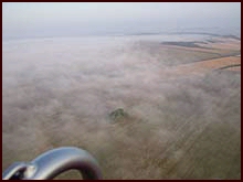 Mlha nad plochou letiště v Roudnici