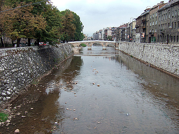 Řeka Miljacka v centru Saajeva