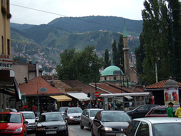 Pohled z tržiště na hory v okolí města