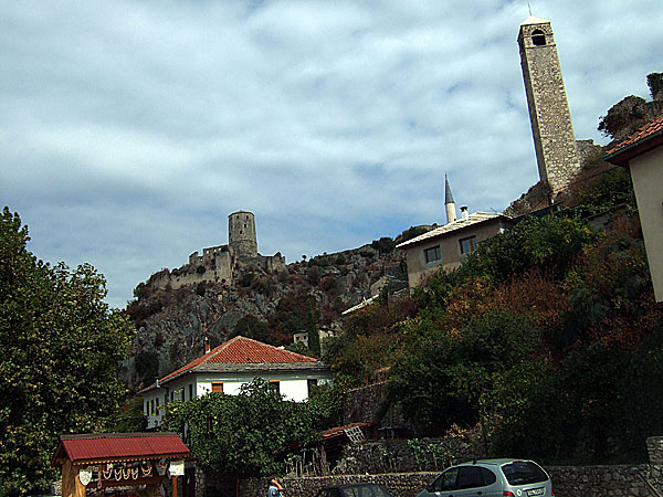 Hrad u silnice před Mostarem