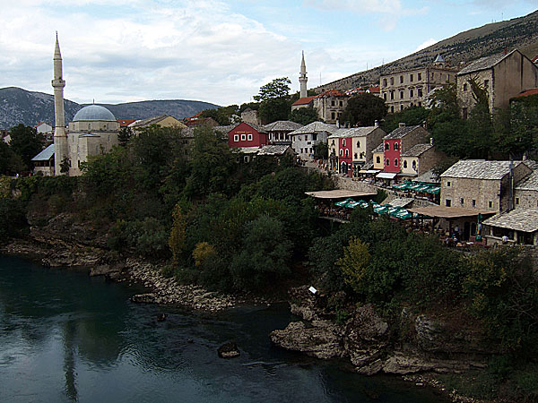 Pohled na Starý Mostar od začátku mostu