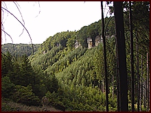 Skalní věže nad údolím