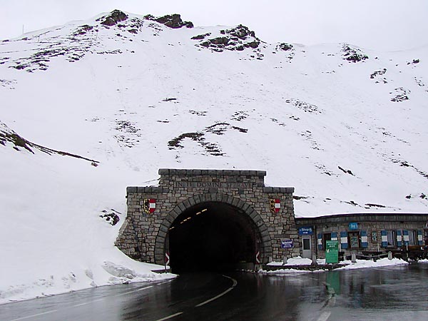Ústí tunelu Hochtoru s nápisem In Te Domine Speravi