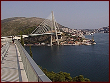 Visutý most Franjo Tudjmana nad zátokou